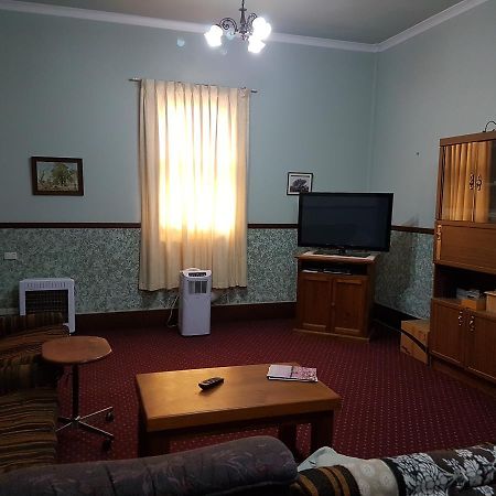 Queen Of The Murchison Guest House & Cafe Cue Екстериор снимка
