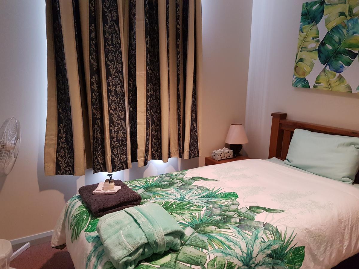 Queen Of The Murchison Guest House & Cafe Cue Екстериор снимка