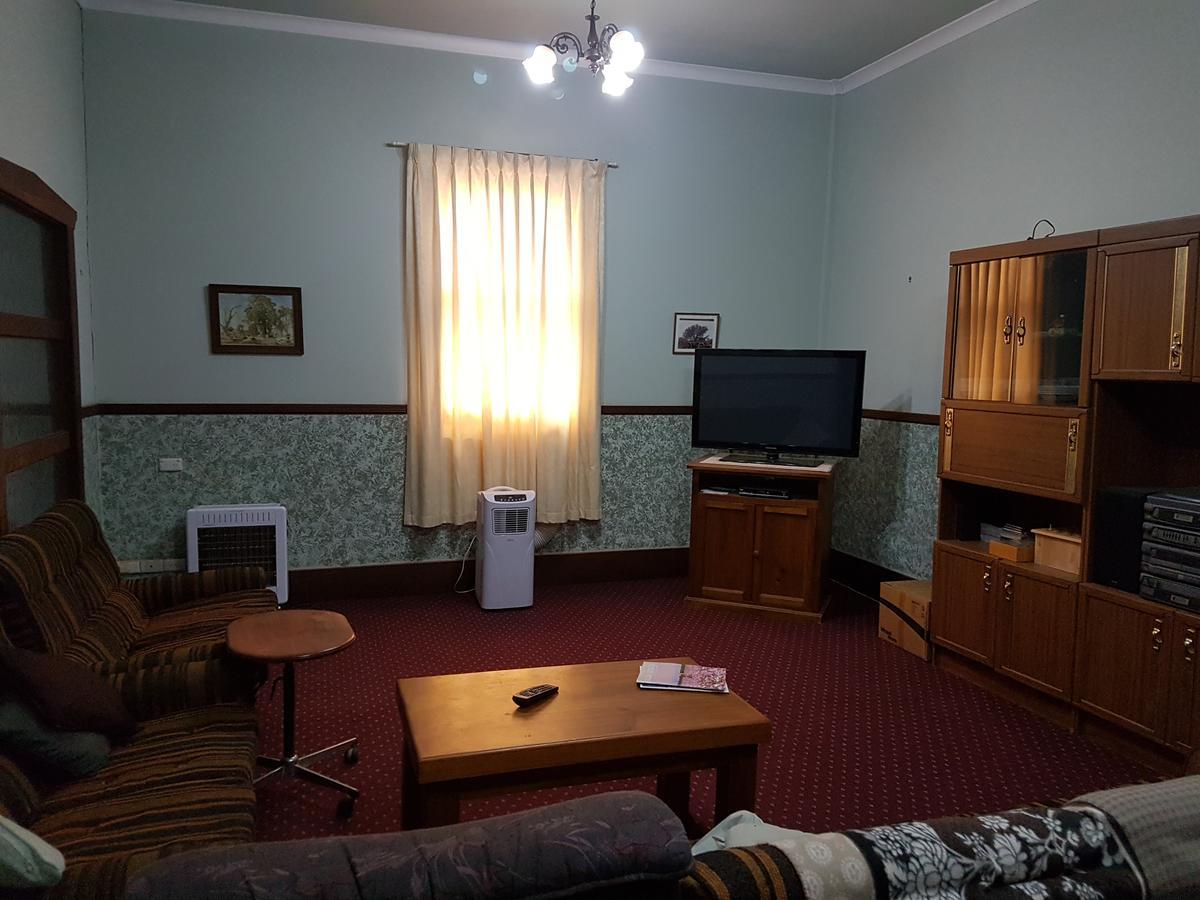 Queen Of The Murchison Guest House & Cafe Cue Екстериор снимка